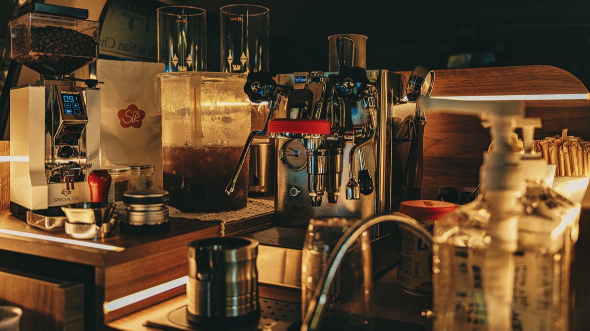 máquina de café en mesa