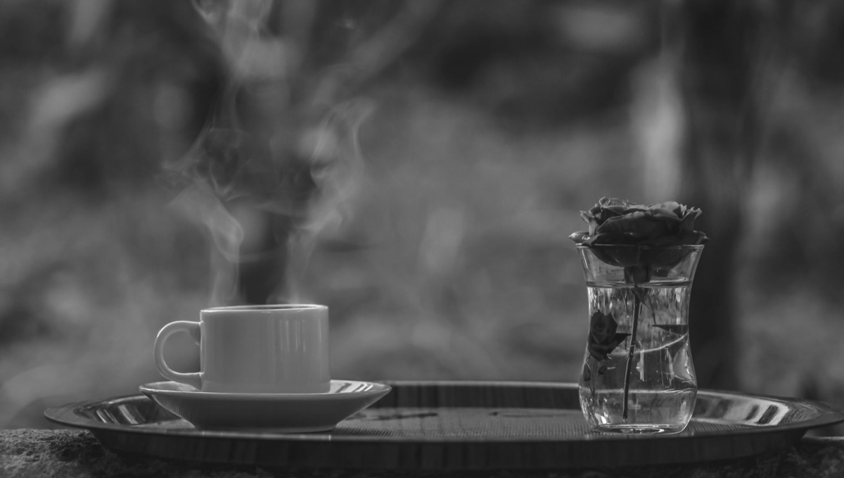 taza de café con vapor