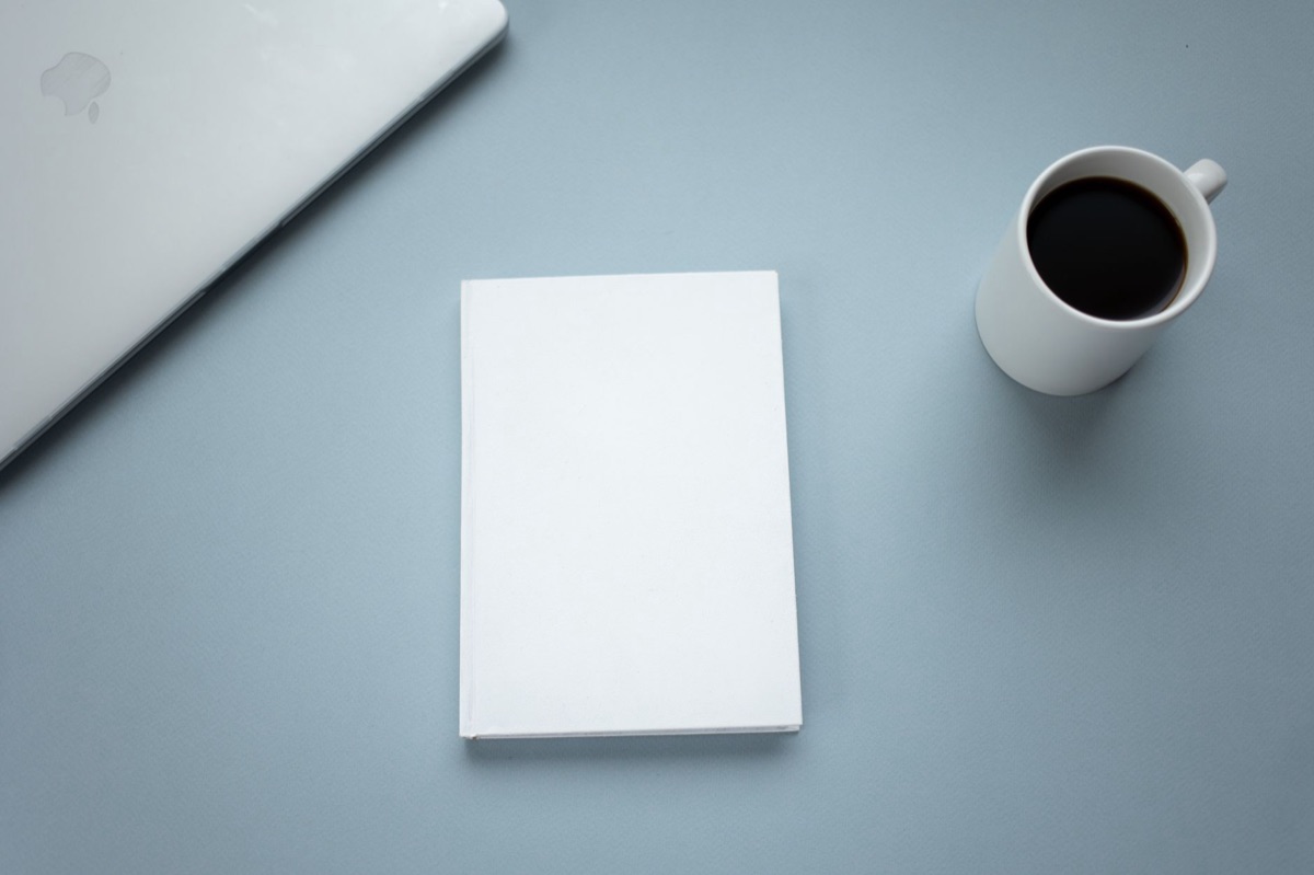 tasse de café et cahier