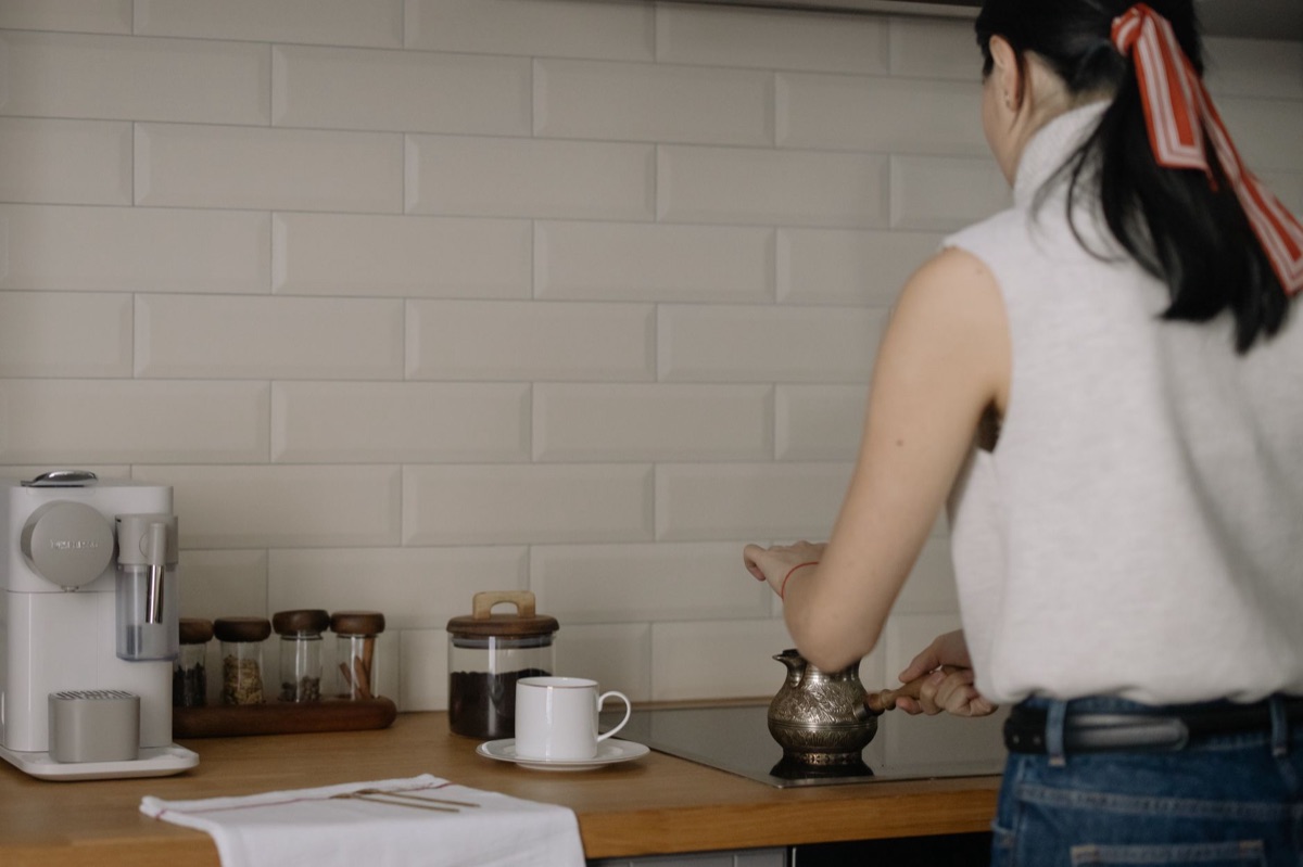 Koffiemachine in keukenspazaat