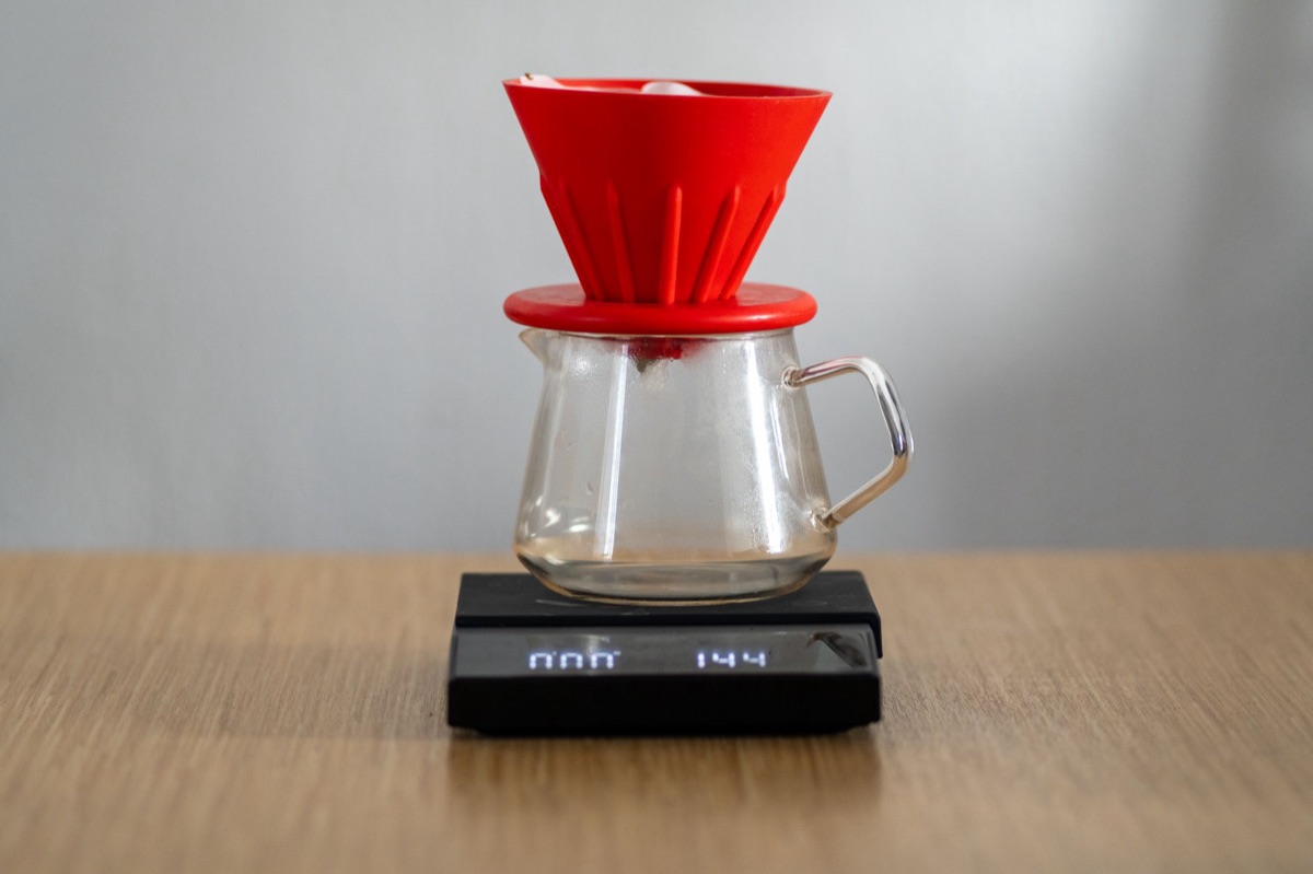 copo de café e balança no quarto