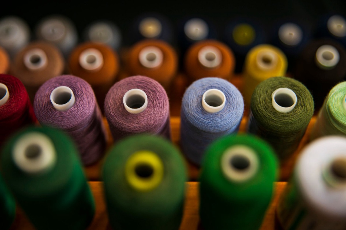 Knitting machine with yarn