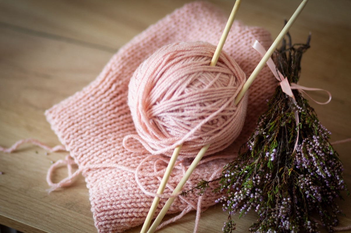 hobby-how-to.com: knitting tools on wooden surface