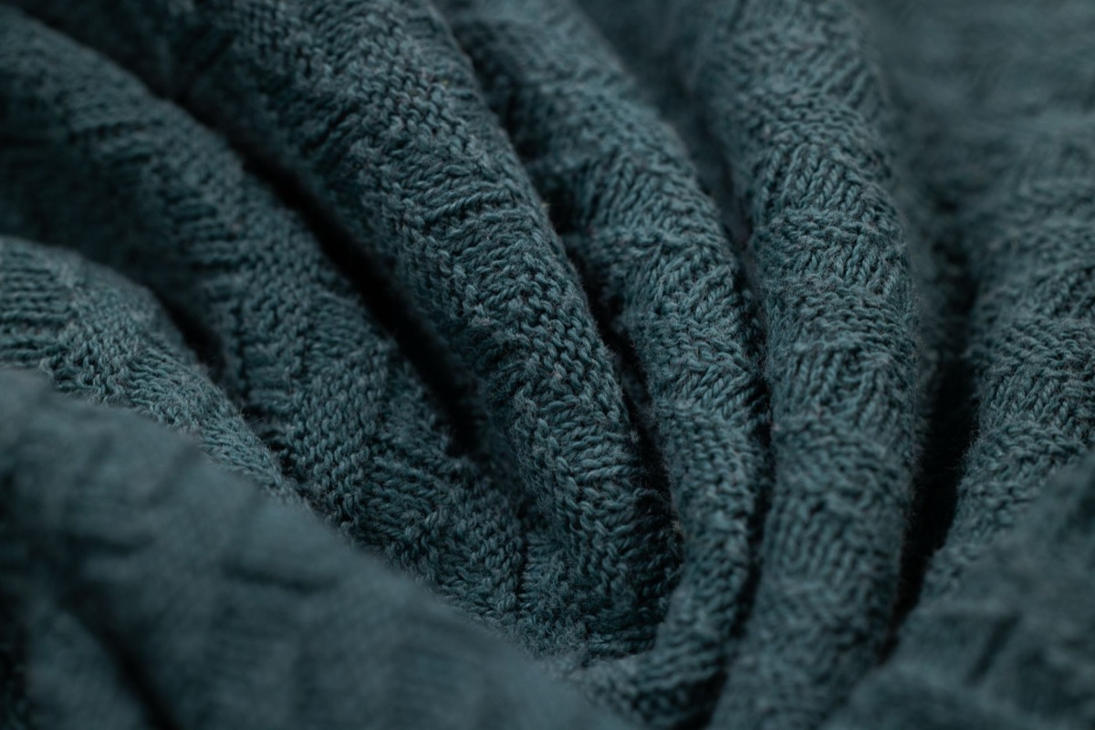 hobby-how-to.com: knitting design on woven fabric