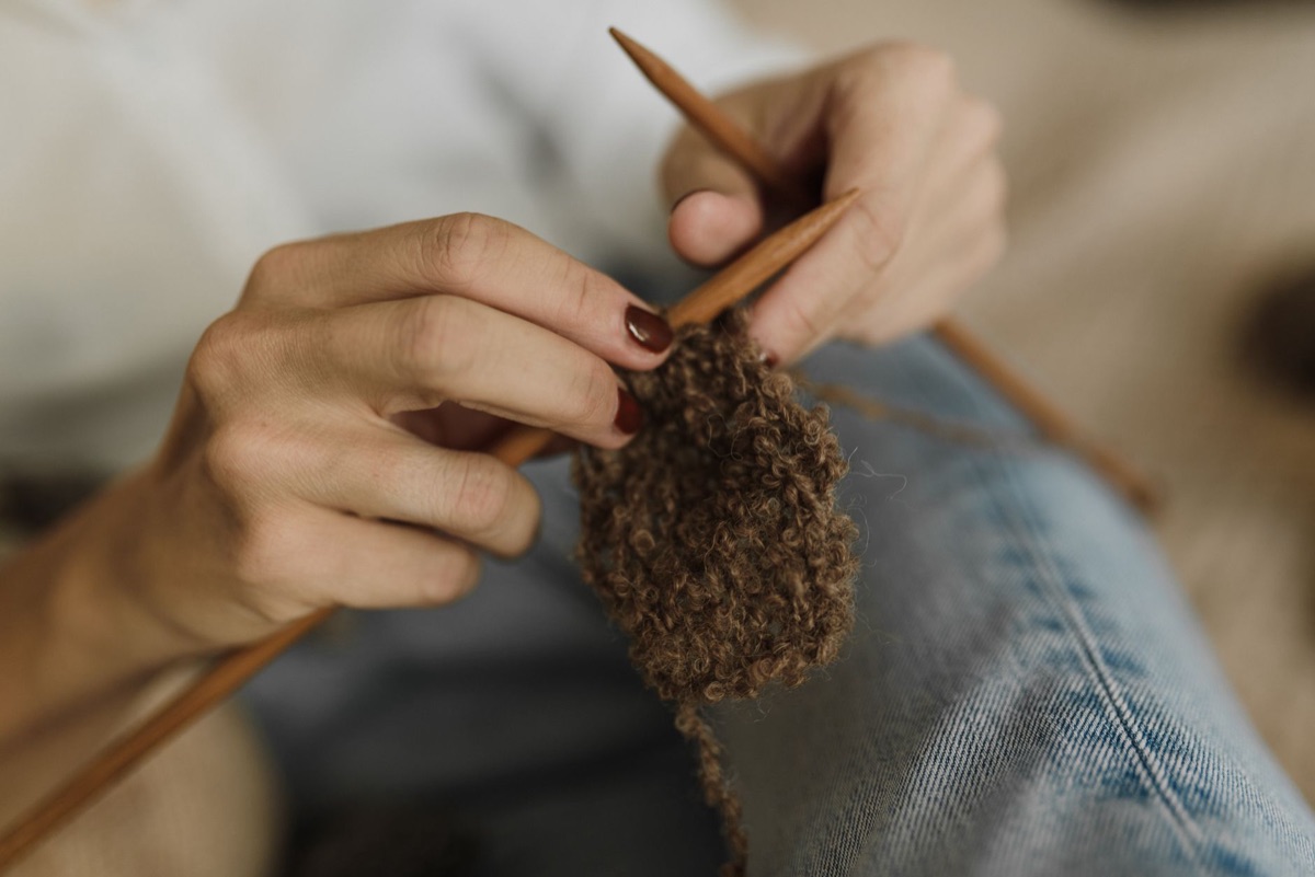 人手持紡織作品