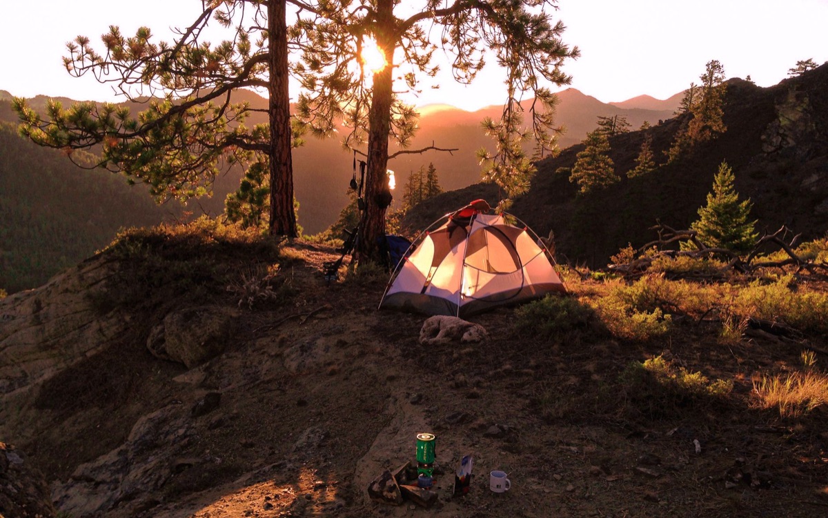 equipo minimal para camping