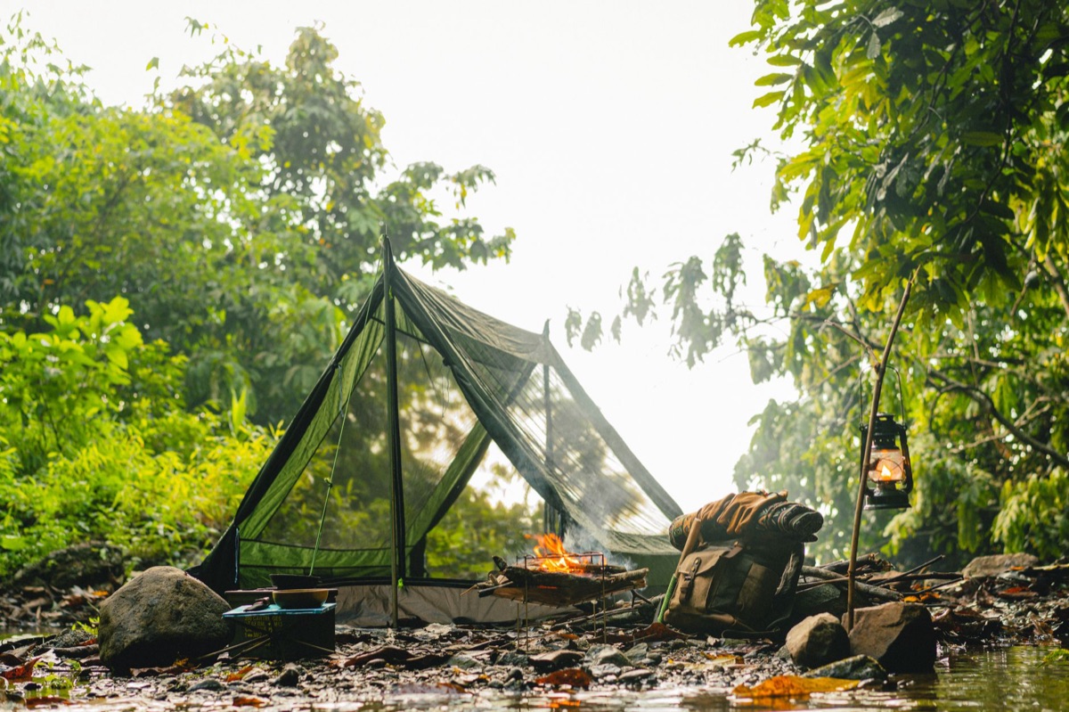 équipement de camping minimal