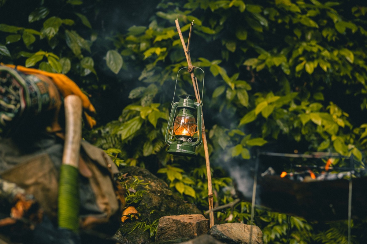 Equipamento básico para camping minimalista
