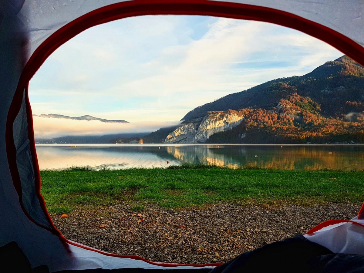 Camping na natureza com mínimos equipamentos