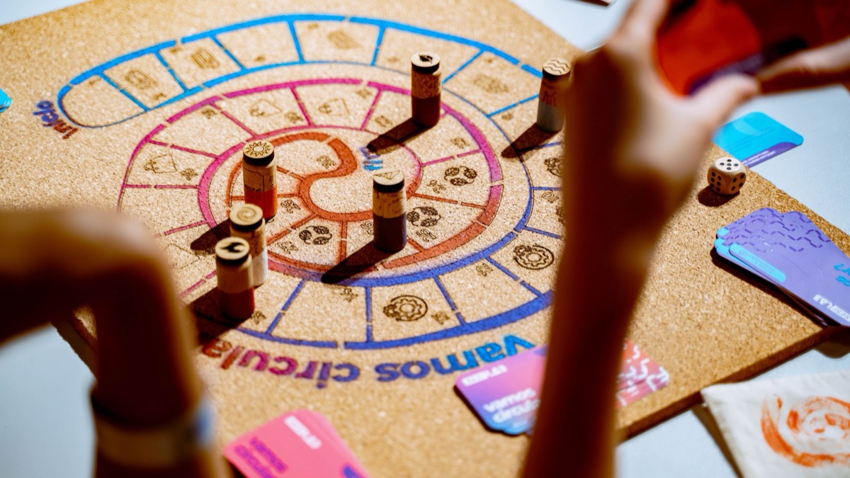 tablero de juegos de mesa con dados y baldosas