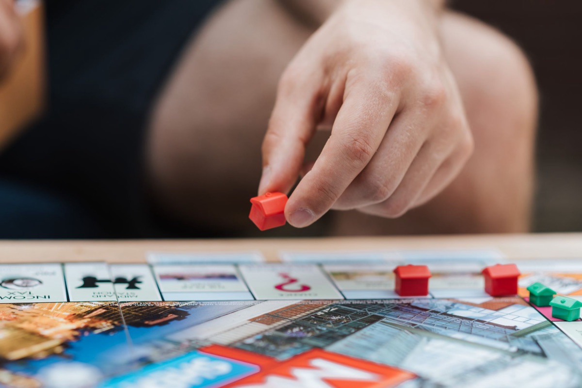 persona jugando un juego de estrategia solo