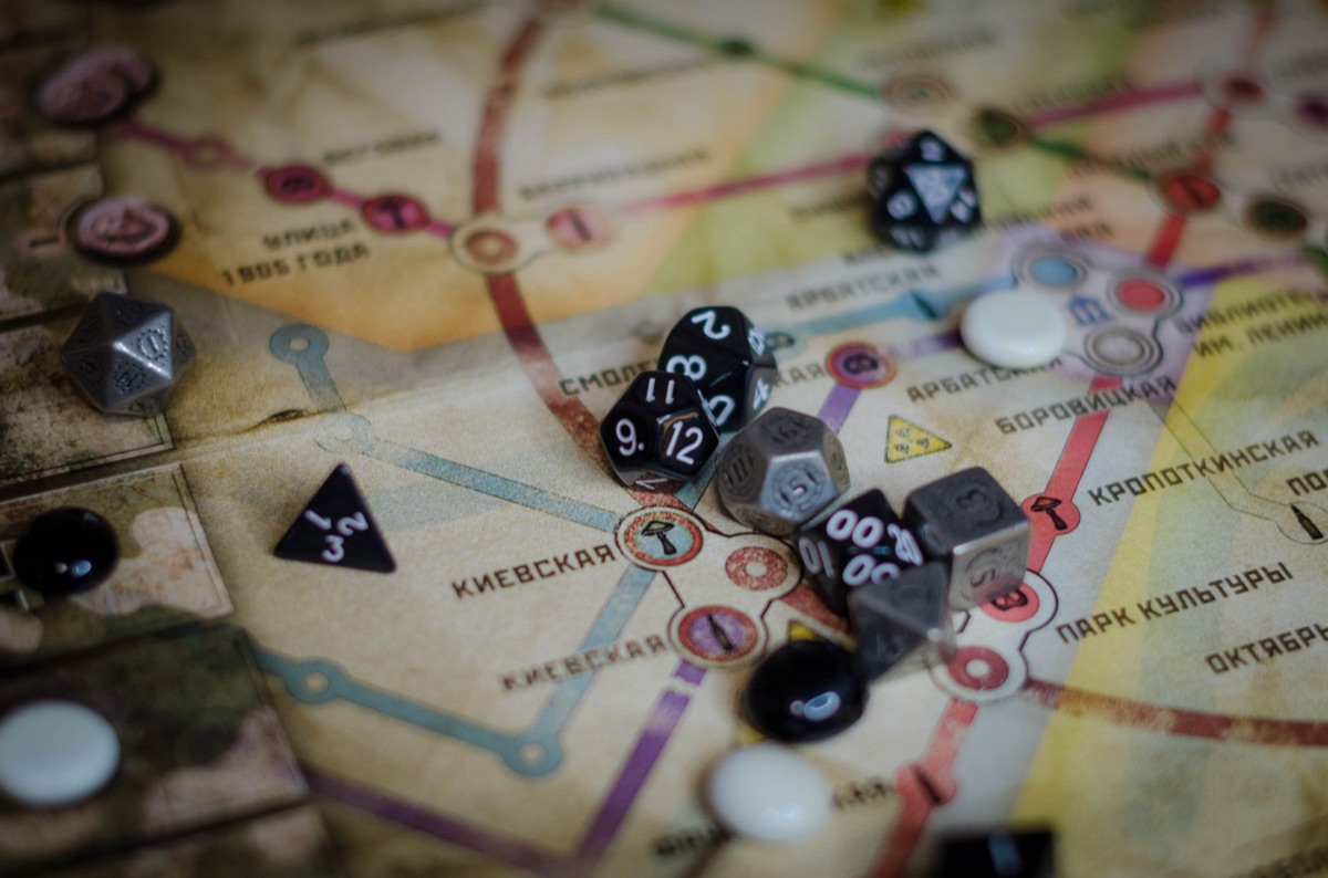 現代ボードゲームのパーツ：テーブル上的に配置されたゲームパーツ