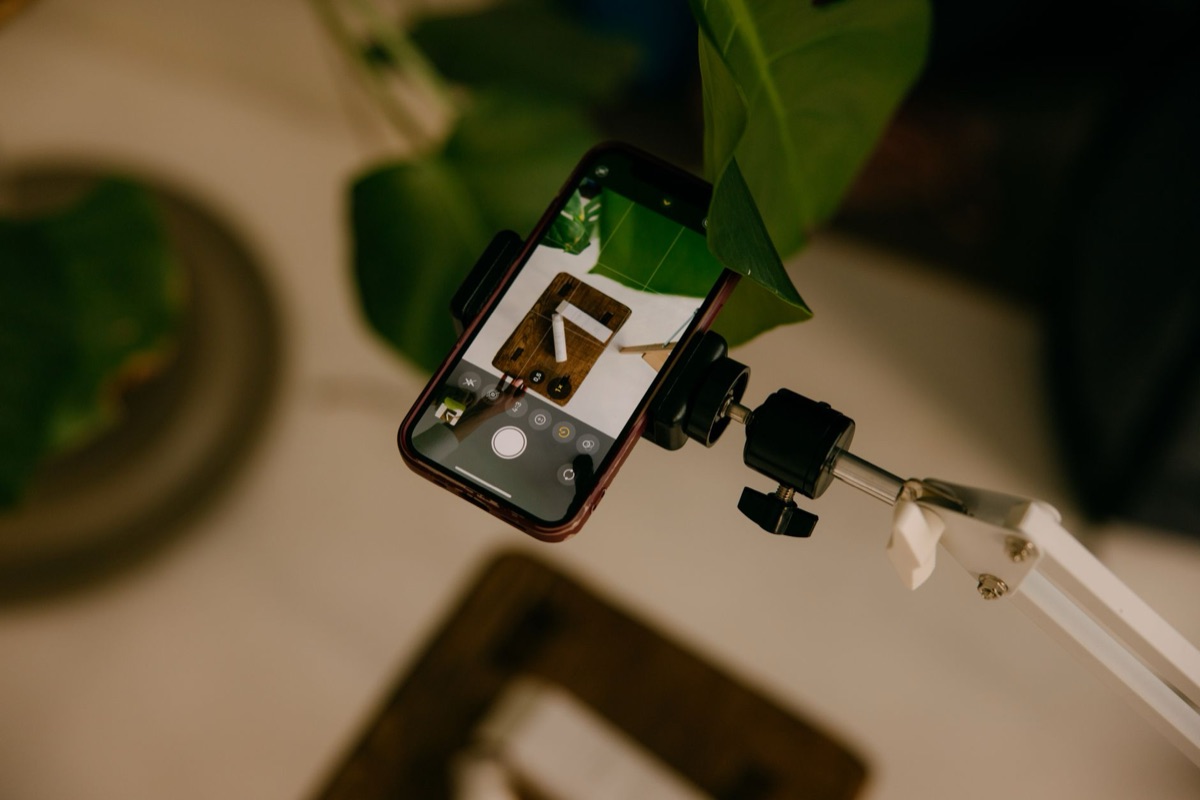 telecamera e smartphone in ambiente domestico