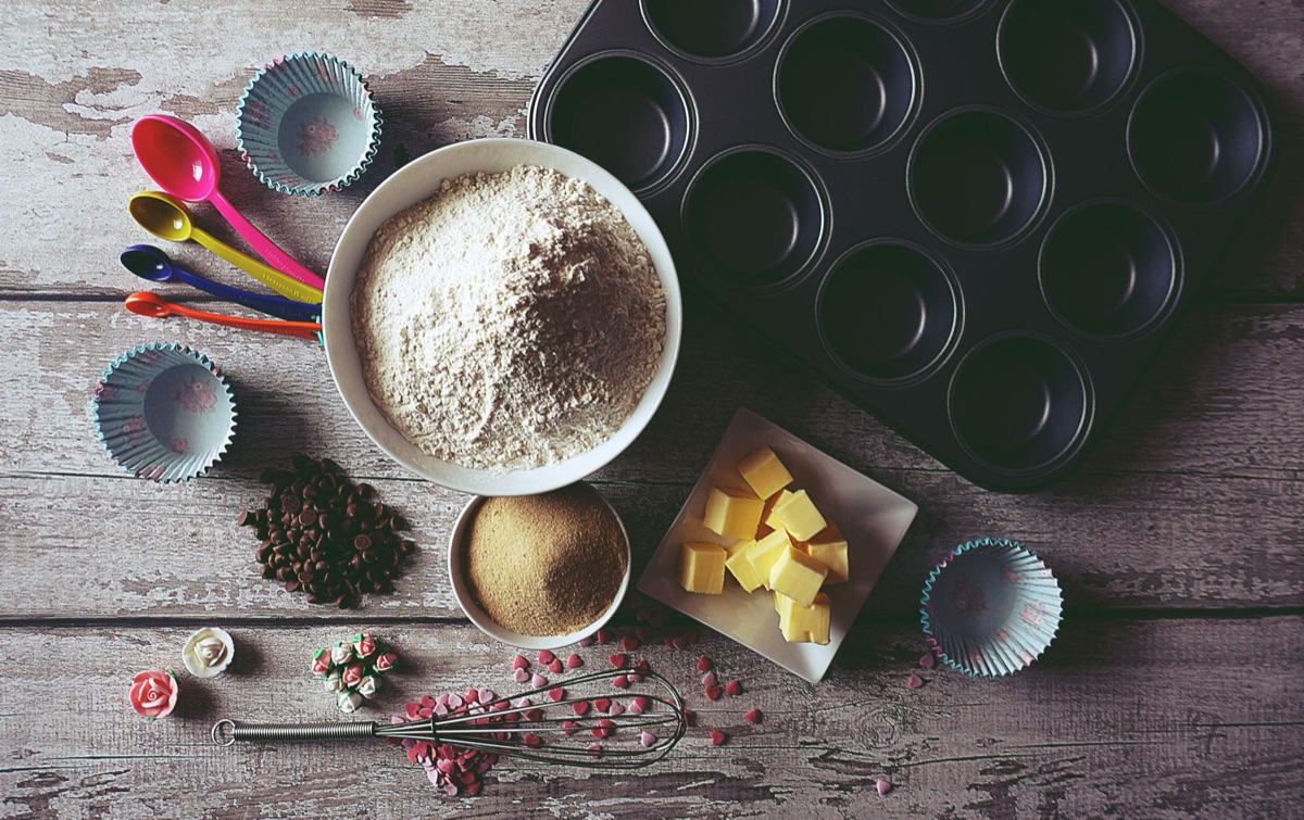 Une cuisine avec du farine et du sucre