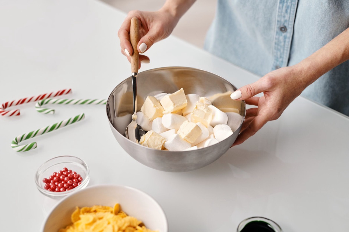 guanti da forno e pentolino