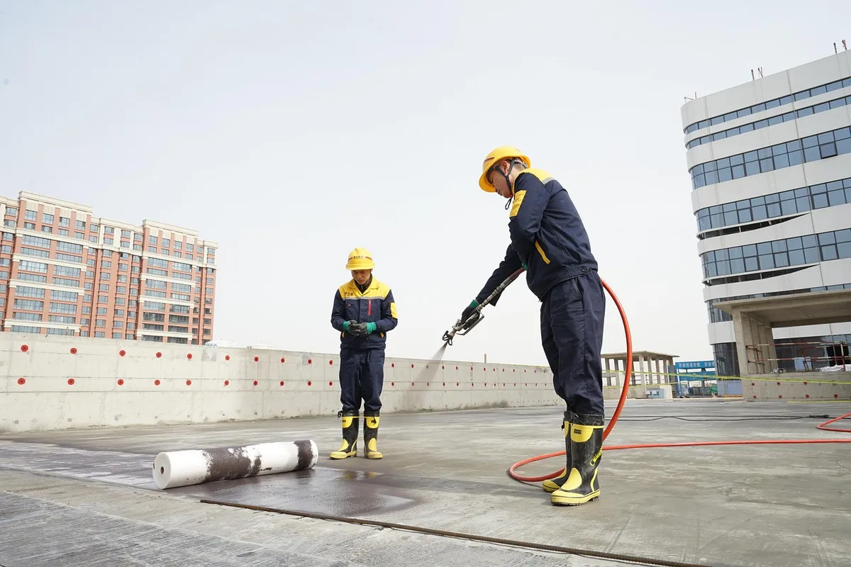 防水処理、作業者、建設現場、屋上、男性、作業、噴射、安全装备、圧力噴射、防水処理、防水処理、防水処理、水防